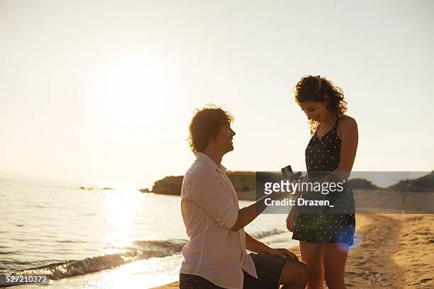 propõe mulher na praia no verão é romântico - noivado - fotografias e filmes do acervo
