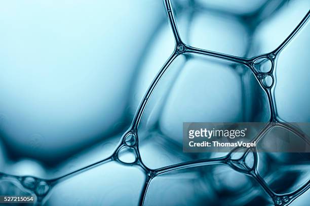 ブルーの石鹸の泡 5 -マクロ発泡水の抽象的な背景 - 物の構造 ストックフォトと画像
