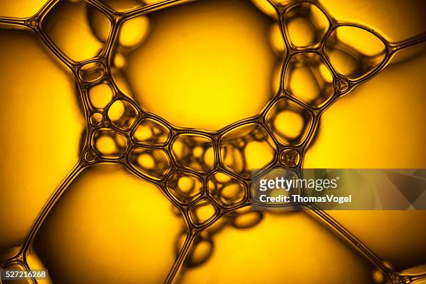gelbe seife bubbles 1-abstrakte makro-hintergrund, wasser, schaum - oil liquid stock-fotos und bilder