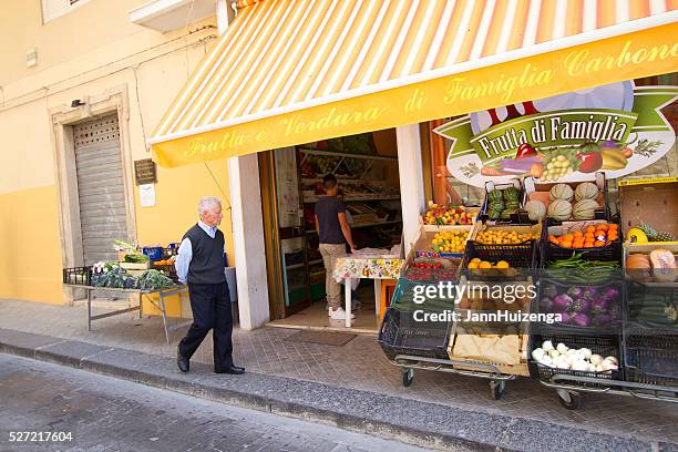 noto, sicilia : senior hombre camina por las frutas y tienda salteado - noto fotografías e imágenes de stock