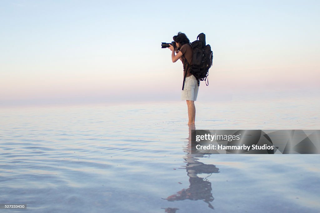 Fotografen, die Fotos auf das Wasser