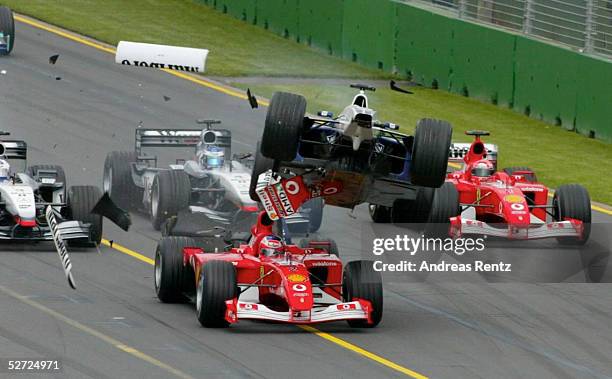 Von AUSTRALIEN 2002, Melbourne; CRASH/STARTUNFALL; Ralf SCHUMACHER/BMW WILLIAMS rast ueber Rubens BARRICHELLO/FERRARI