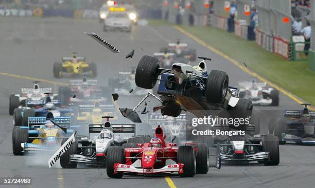 Von AUSTRALIEN 2002, Melbourne; CRASH/STARTUNFALL; Ralf SCHUMACHER/BMW WILLIAMS rast ueber Rubens BARRICHELLO/FERRARI