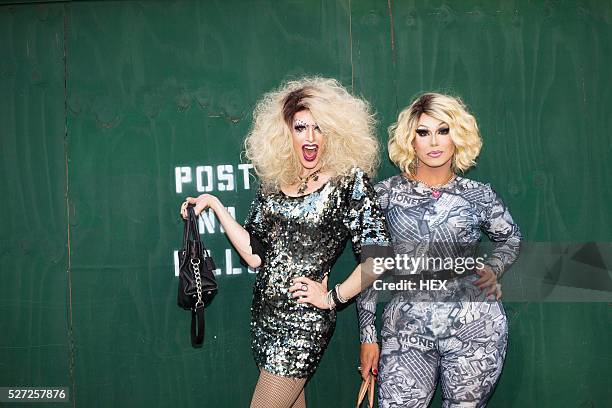 portrait of two drag queens - drag queen stock-fotos und bilder