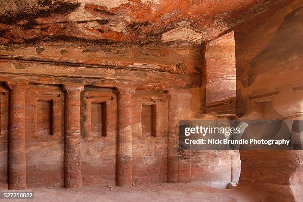 interior of the triclinium tomb, petra, jordan. - grecian urns foto e immagini stock