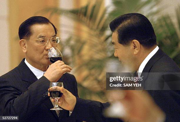 Taiwan opposition leader Lien Chan toasts with number four in the Chinese Communist Party hierarchy Jia Qinglin during a meeting in Beijing, 28 April...