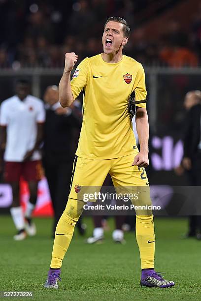 Wojciech Szczesny of AS Roma celebrates victory at the end of the Serie A match between Genoa CFC and AS Roma at Stadio Luigi Ferraris on May 2, 2016...