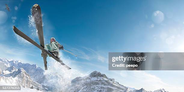 extreme skiing girl in mid air jump action - extreem skiën stockfoto's en -beelden