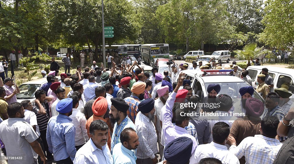 Delhi Taxi drivers Protest Against Supreme Court Ban On Diesel Taxis