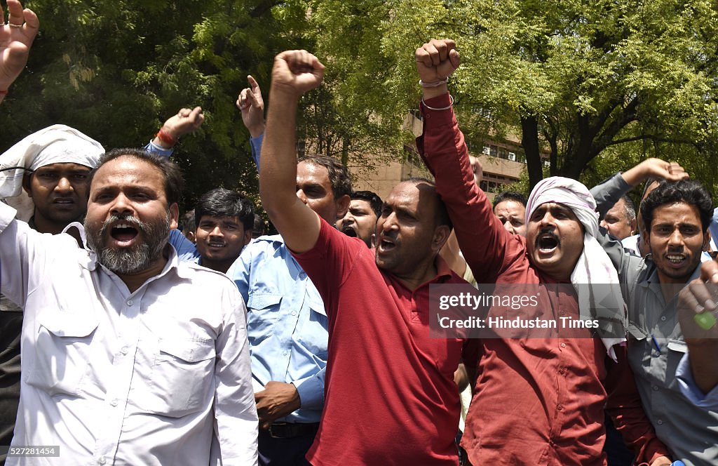 Delhi Taxi drivers Protest Against Supreme Court Ban On Diesel Taxis