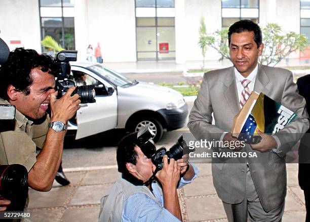 El presidente depuesto de Ecuador Lucio Gutierrez llega al Hospital de las Fuerzas Armadas en Brasilia el 28 de abril de 2005, donde se encuentra...