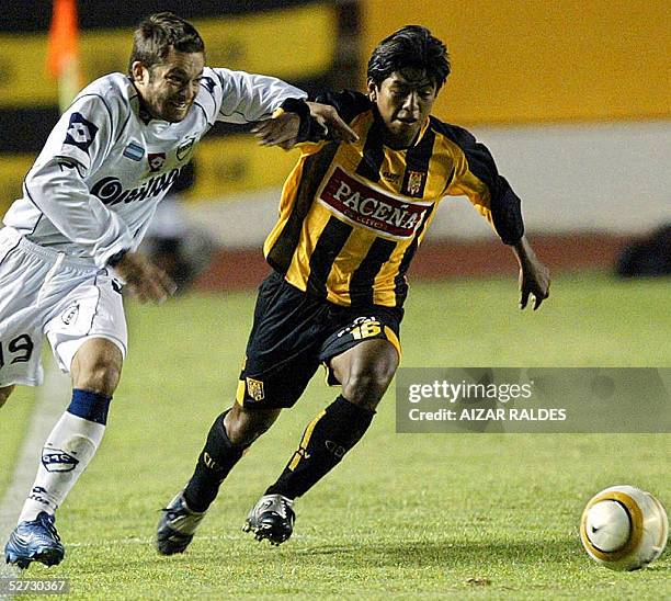 Pedro Rocabado de The Strongest de Bolivia es marcado por Diego Torrez de Quilmes de Argentina el 28 de abril de 2005 en partido en el estadio...