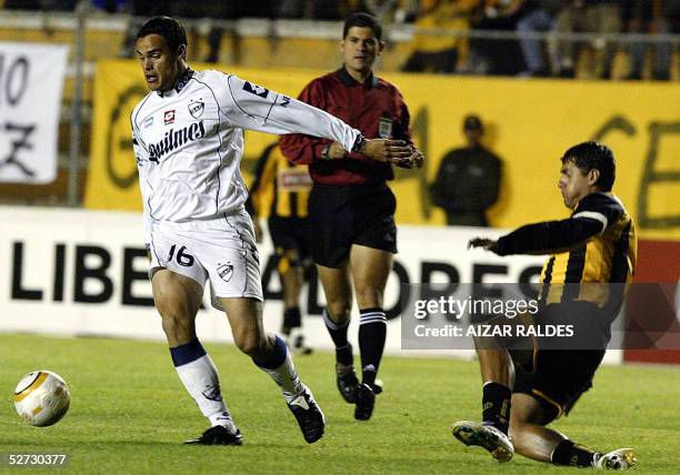 Pablo Bastianini de Quilmes de Argentina se lleva el balon ante la marca de Sandro Coelho de The Strongest de Bolivia el 28 de abril de 2005 en...