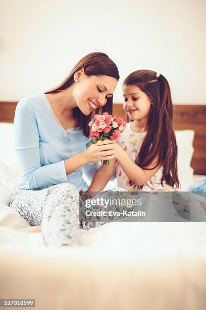 im schlafzimmer - mother daughter roses stock-fotos und bilder