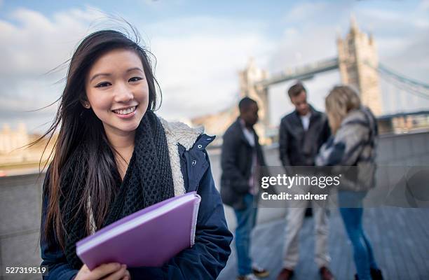 アジアの女性、英語の勉強 - 交換留学生 ストックフォトと画像