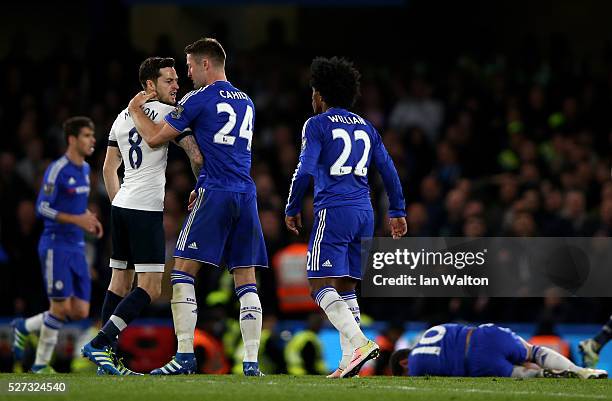 Gary Cahill of Chelsea steps in to separate the warring Ryan Mason of Tottenham Hotspur and Willian of Chelsea during the Barclays Premier League...