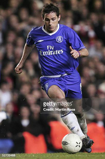Frank Lampard of Chelsea runs with the ball during the Champions League Semi-Final match between Chelsea and Liverpool at Stamford Bridge on April...