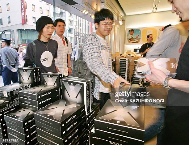 Customers line up to buy Apple software Mac OS X Tiger at an Apple store in Tokyo's shopping district Ginza, 29 April 2005. AFP PHOTO/Kazuhiro NOGI
