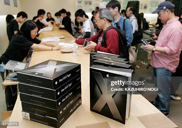 Customers line up to buy Apple software Mac OS X Tiger at an Apple store in Tokyo's shopping district Ginza, 29 April 2005. AFP PHOTO/Kazuhiro NOGI