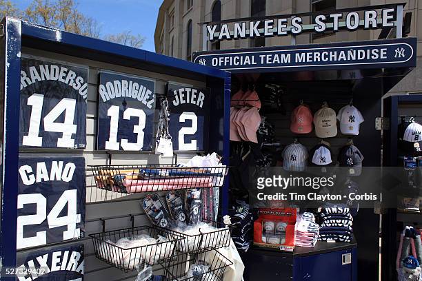 Sanción Aguanieve Infantil Official team merchandise on sale at the Yankee Store outside the...  Fotografía de noticias - Getty Images