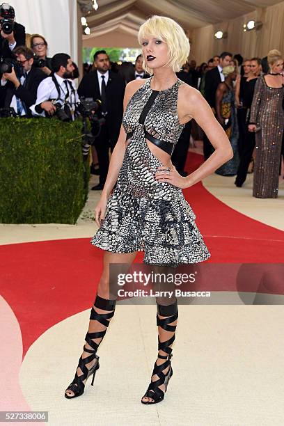 Taylor Swift attends the "Manus x Machina: Fashion In An Age Of Technology" Costume Institute Gala at Metropolitan Museum of Art on May 2, 2016 in...