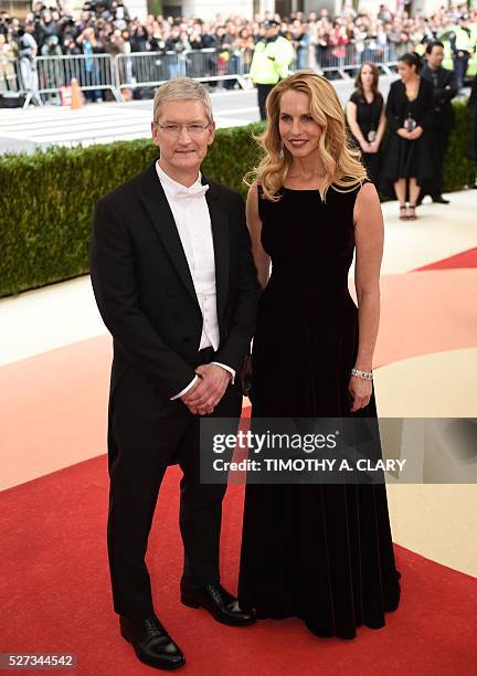 Apple CEO Tim Cook arrives for the Costume Institute Benefit at the Metropolitan Museum of Art on May 2, 2016 in New York. / AFP / TIMOTHY A. CLARY