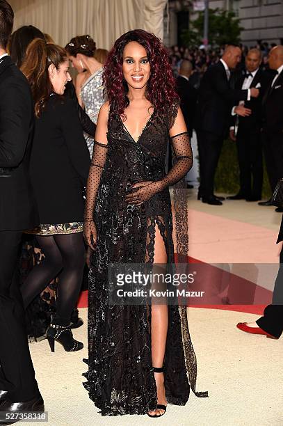 Kerry Washington attends "Manus x Machina: Fashion In An Age Of Technology" Costume Institute Gala at Metropolitan Museum of Art on May 2, 2016 in...