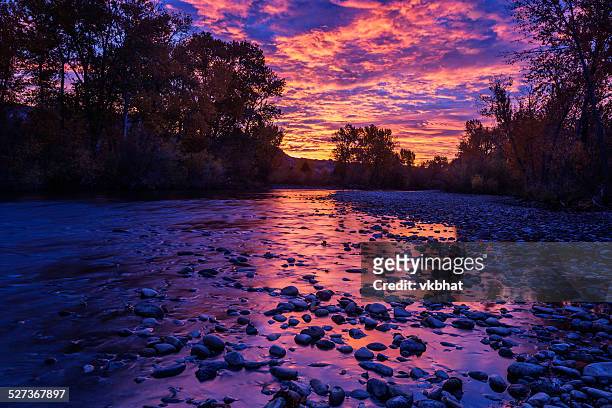 dramatic sunrise over boise river - boise stockfoto's en -beelden
