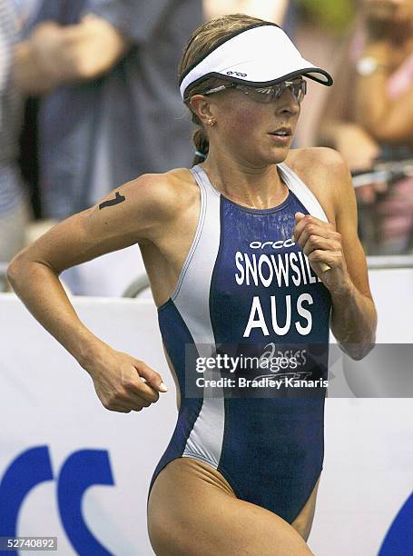 Emma Snowsill in action during the 2005 Mooloolaba ITU World Cup Triathlon on May 1, 2005 in Mooloolaba, Australia.