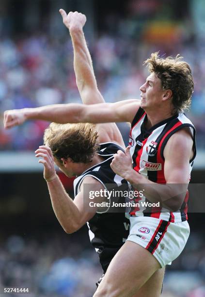 Justin Koschitzke of the Saints in action during the AFL match between Collingwood and St Kilda at the MCG on May 1, 2005 in Melbourne, Australia.