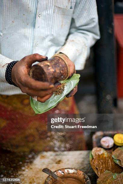 Man making paan, in the Bapu bazaar, Jaipur, India Paan consists of chewing Betel leaf combined with the areca nut. It is chewed as a palate cleanser...