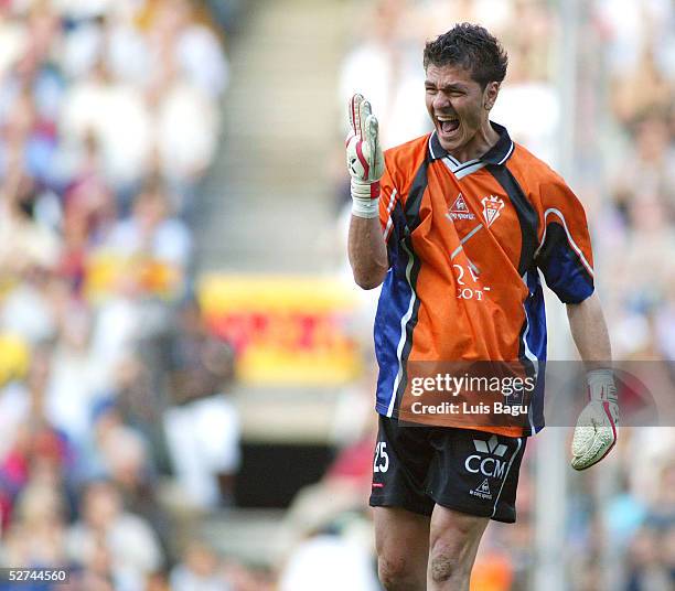 Goalkeeper Raul Valbuena Cano of Albacete in action during the La Liga match between FC Barcelona and Albacete on May 1, 2005 at Nou Camp Stadium in...