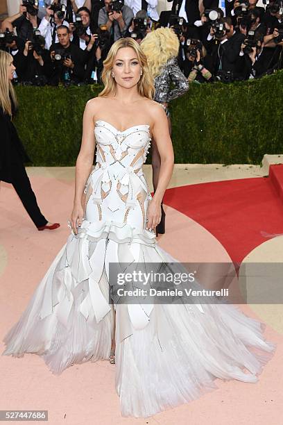 Kate Hudson attends the 'Manus x Machina: Fashion In An Age Of Technology' Costume Institute Gala at the Metropolitan Museum on May 02, 2016 in New...