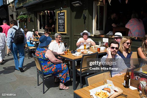 Busy Pub Garden Photos and Premium High Res Pictures - Getty Images