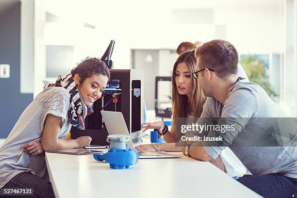 arranque el equipo de negocios trabajando juntos - 3d printing fotografías e imágenes de stock