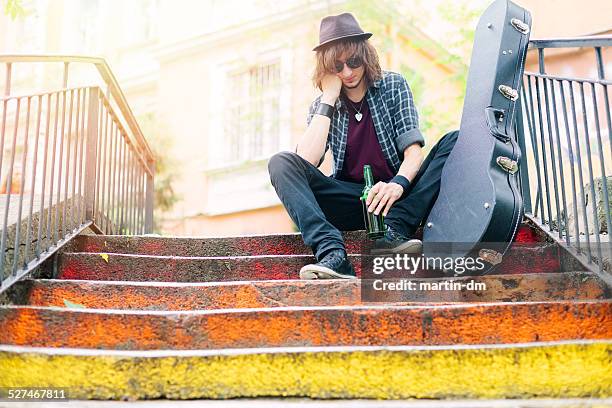 músico de rua com cerveja fora - músico de rock imagens e fotografias de stock