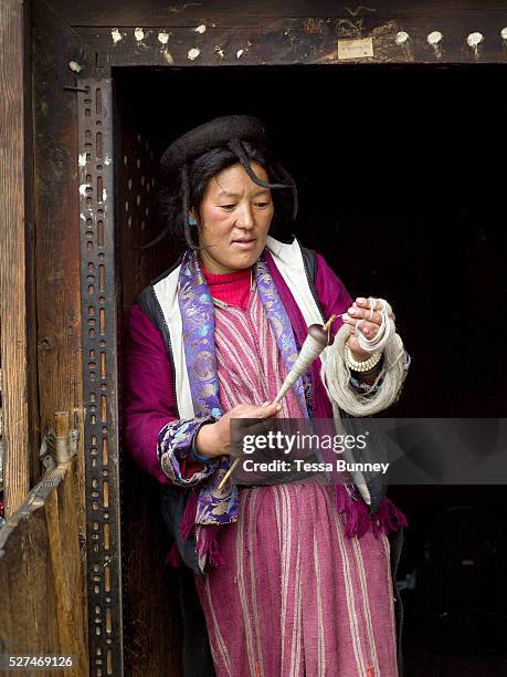 Woman Using Drop Spindle Drop Spindle Photos and Premium High Res Pictures - Getty Images