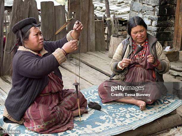 Woman Using Drop Spindle Drop Spindle Photos and Premium High Res Pictures - Getty Images