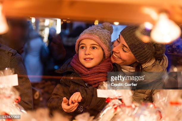 happy christmas - familie warm stock pictures, royalty-free photos & images