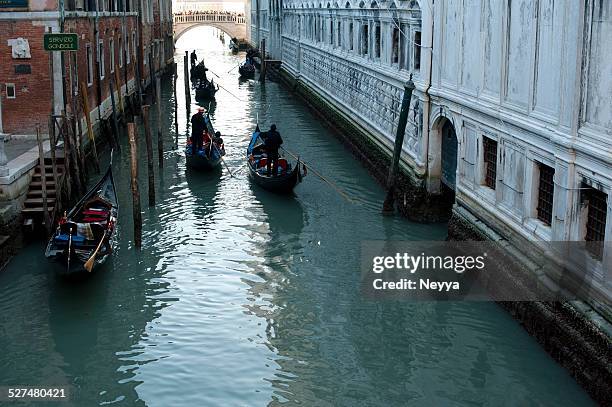 bridge of sighs, venice, italy. - bridge of sigh stock pictures, royalty-free photos & images