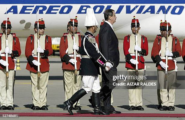 El presidente de Mexico, Vicente Fox, pasa revista a la guardia presidencial de Bolivia, el 02 de mayo de 2005 a su arribo al aeropuerto...