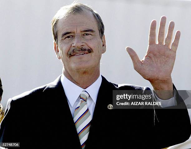 El presidente de Mexico, Vicente Fox, saluda el 02 de mayo de 2005 a su arribo al aeropuerto internacional de El Alto en La Paz. El mandatario...