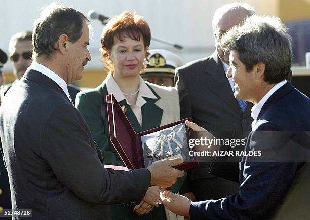 El presidente de Mexico Vicente Fox recibe las llaves de la ciudad de El Alto de manos del alcalde de esta ciudad, vecina a La Paz, Jose Luis...