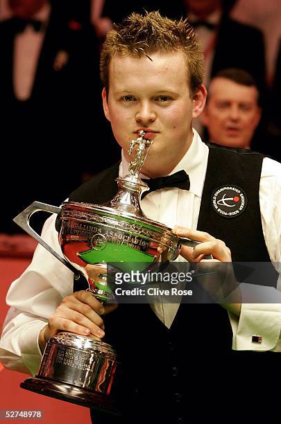 Shaun Murphy poses with the trophy after winning the Embassy World Snooker Final against Matthew Stevens at the Crucible Theatre on May 2, 2005 in...