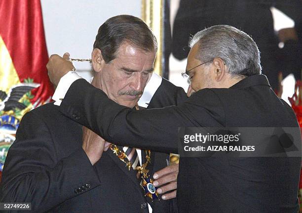 El presidente de Mexico Vicente Fox es condecorado por su homologo de Bolivia Carlos Mesa, con el Condor de Los Andes en Grado de Gran Collar, el 02...