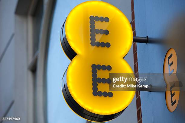 Ee Store Sign 495 Ee Mobile Photos & High Res Pictures - Getty Images