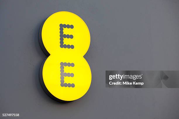 Ee Store Sign 495 Ee Mobile Photos & High Res Pictures - Getty Images