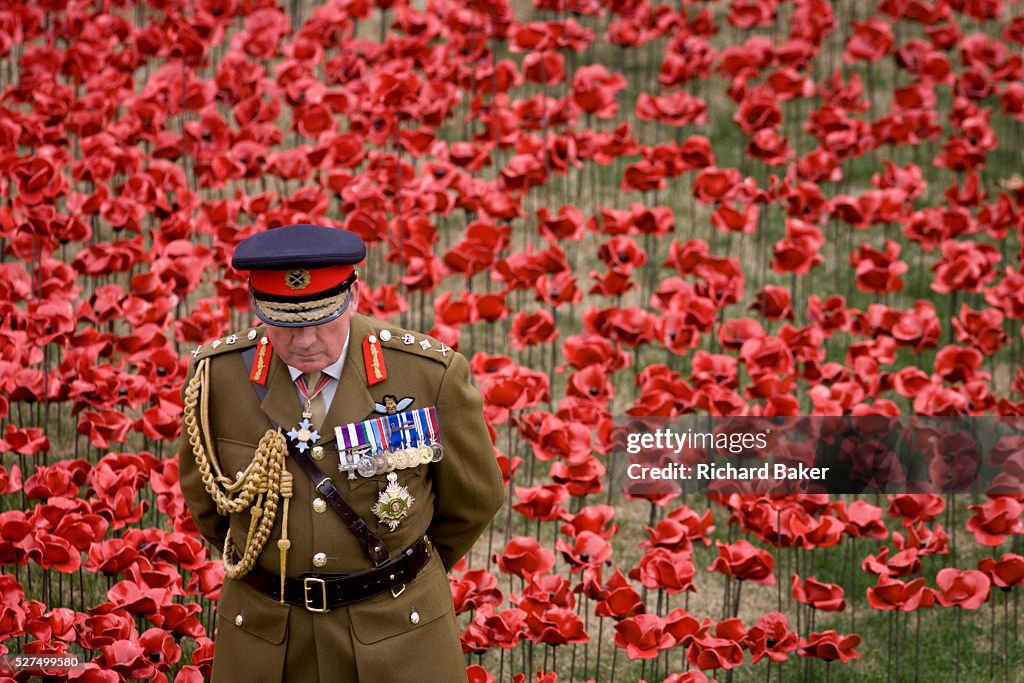 UK - London - British Army General Dannatt and WW1 centenary poppies