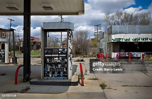 Deserted petrol station on Grand River road near Downtown Detroit. Known as the world's traditional automotive center, "Detroit" is a metonym for the...