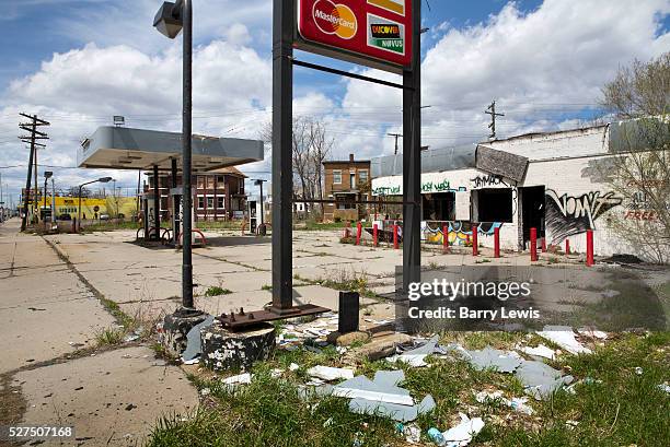 Deserted petrol station on Grand River road near Downtown Detroit. Known as the world's traditional automotive center, "Detroit" is a metonym for the...